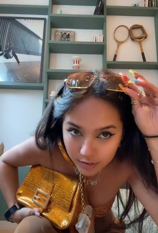 5. Sexy Mai Lee Shows Cleavage in Tube Top