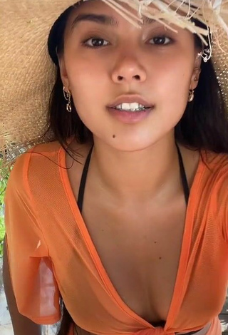 1. Hot Mai Lee Shows Cleavage in Orange Crop Top and Bouncing Tits
