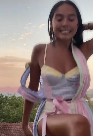 1. Sexy Mai Lee Shows Cleavage in Crop Top and Bouncing Boobs