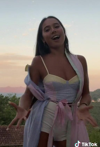 4. Sexy Mai Lee Shows Cleavage in Crop Top and Bouncing Boobs