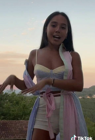 5. Sexy Mai Lee Shows Cleavage in Crop Top and Bouncing Boobs