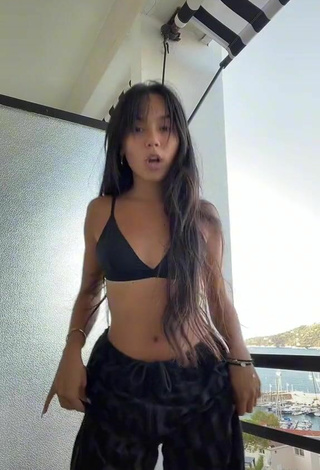 1. Sexy Mai Lee Shows Cleavage in Black Bikini Top