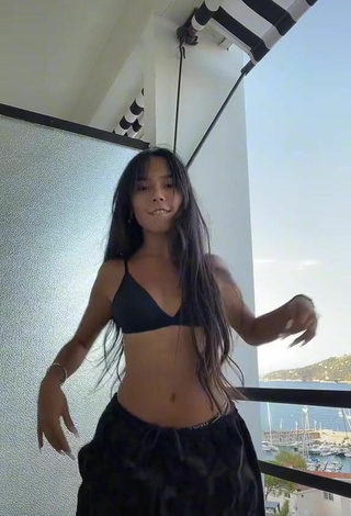2. Sexy Mai Lee Shows Cleavage in Black Bikini Top