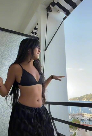 3. Sexy Mai Lee Shows Cleavage in Black Bikini Top