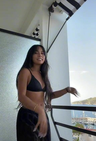 4. Sexy Mai Lee Shows Cleavage in Black Bikini Top