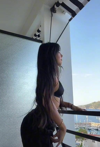 5. Sexy Mai Lee Shows Cleavage in Black Bikini Top