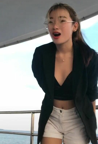 1. Sexy Ms.owsheee Shows Cleavage in Black Crop Top