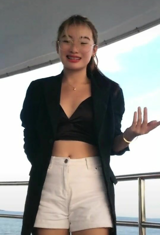 2. Sexy Ms.owsheee Shows Cleavage in Black Crop Top