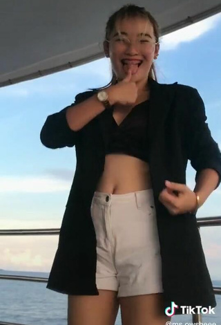 5. Sexy Ms.owsheee Shows Cleavage in Black Crop Top
