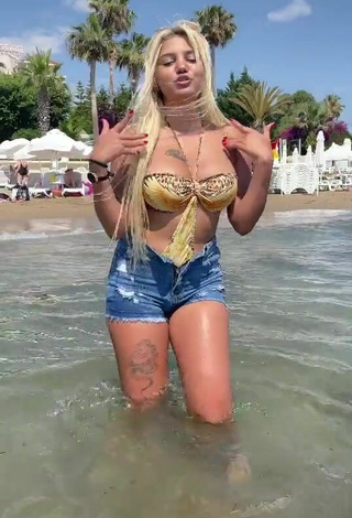 2. Hot Nazlibuyukyaldiz Shows Cleavage in Swimsuit in the Sea