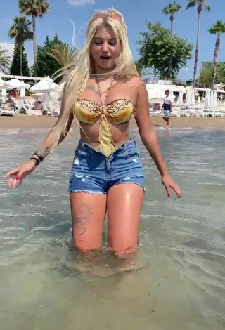3. Hot Nazlibuyukyaldiz Shows Cleavage in Swimsuit in the Sea