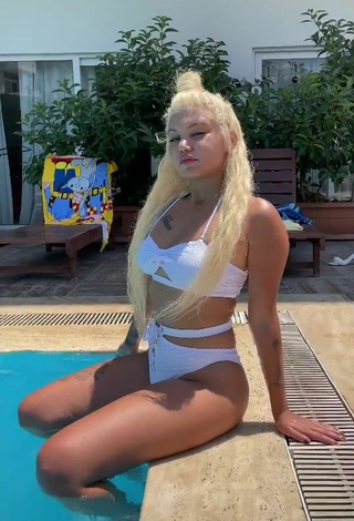 Sexy Nazlibuyukyaldiz Shows Cleavage in White Bikini at the Swimming Pool