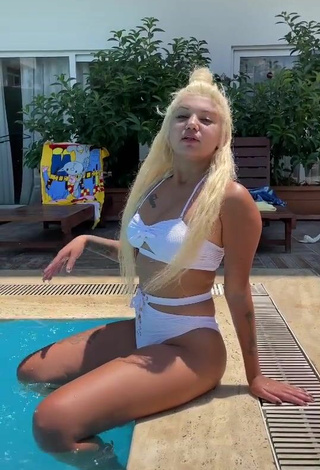 2. Sexy Nazlibuyukyaldiz Shows Cleavage in White Bikini at the Swimming Pool