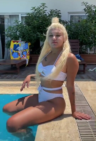 3. Sexy Nazlibuyukyaldiz Shows Cleavage in White Bikini at the Swimming Pool