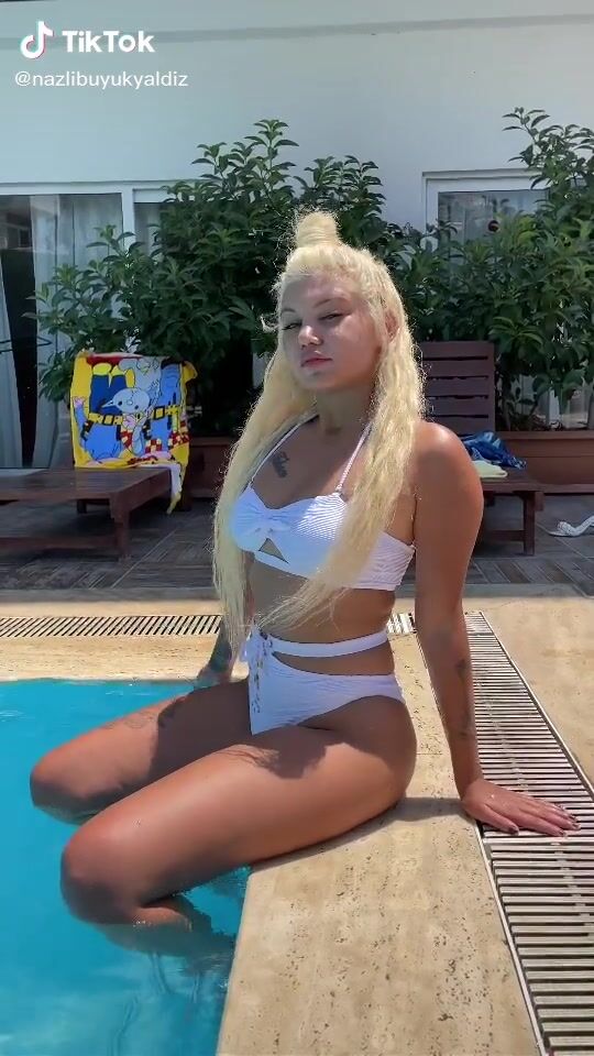 Sexy Nazlibuyukyaldiz Shows Cleavage In White Bikini At The Swimming Pool Sexyfilter Com