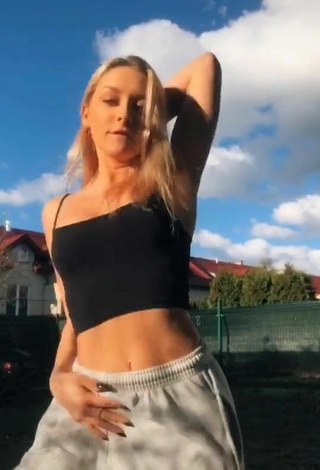4. Sexy Oliwia Misztal Shows Cleavage in Black Crop Top and Bouncing Tits