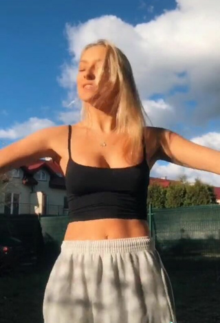 6. Sexy Oliwia Misztal Shows Cleavage in Black Crop Top and Bouncing Tits