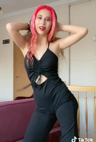 5. Sexy Özlem Aksoy Shows Cleavage in Black Bodysuit