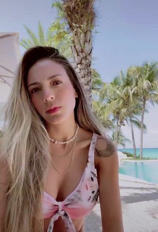 Sexy Pitizion Shows Cleavage in Bikini Top at the Beach