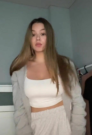 Sexy pumpl_ Shows Cleavage in White Crop Top
