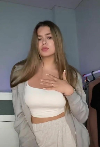 3. Sexy pumpl_ Shows Cleavage in White Crop Top