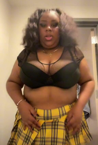 2. Sexy Rykky Dorsey Shows Cleavage in Black Crop Top