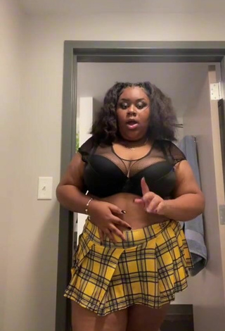3. Sexy Rykky Dorsey Shows Cleavage in Black Crop Top