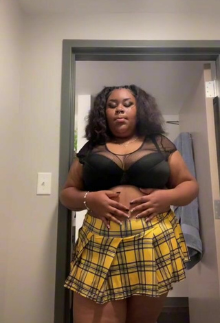 4. Sexy Rykky Dorsey Shows Cleavage in Black Crop Top