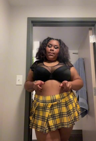 5. Sexy Rykky Dorsey Shows Cleavage in Black Crop Top