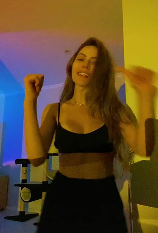 3. Amazing Sarah Poncio Shows Cleavage in Hot Black Crop Top and Bouncing Boobs