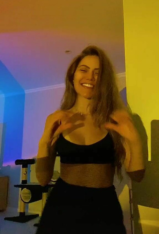 5. Amazing Sarah Poncio Shows Cleavage in Hot Black Crop Top and Bouncing Boobs