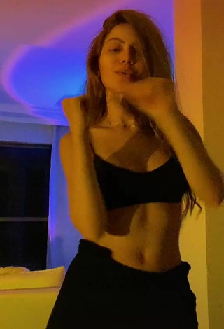 4. Hottie Sarah Poncio Shows Cleavage in Black Crop Top and Bouncing Boobs while doing Belly Dance