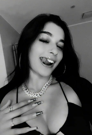 3. Sexy Sofia Crisafulli Shows Cleavage in Black Crop Top