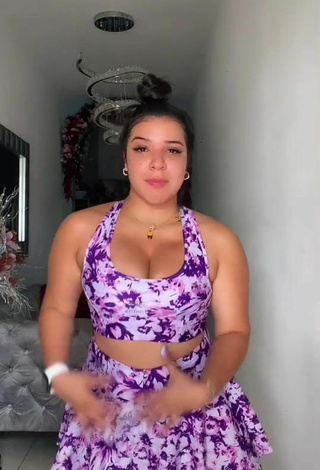 Sexy Stephyy Shows Cleavage in Floral Crop Top