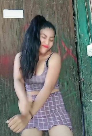 4. Sexy Tania Dulce Shows Cleavage in Checkered Crop Top