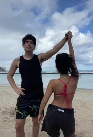 3. Sexy Tarayummy Shows Cleavage in Red Bikini Top at the Beach