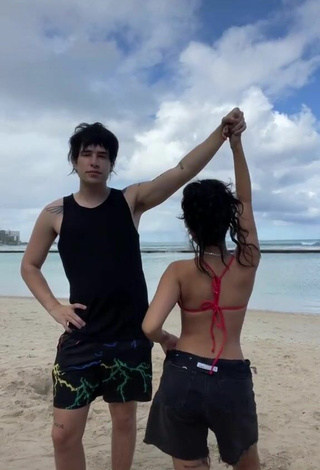 6. Sexy Tarayummy Shows Cleavage in Red Bikini Top at the Beach