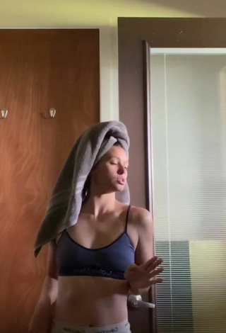 5. Sexy Tatiana Ringsby Shows Cleavage in Grey Crop Top
