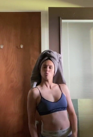 6. Sexy Tatiana Ringsby Shows Cleavage in Grey Crop Top