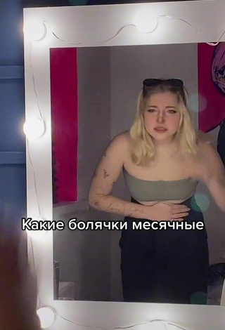 4. Sexy Veronika Dmitriieva Shows Cleavage in Tube Top