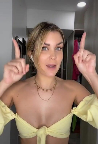 5. Beautiful Verónica Montes Shows Cleavage in Sexy Yellow Crop Top