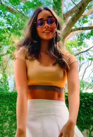 4. Beautiful Alana Lliteras Shows Cleavage in Sexy Yellow Crop Top