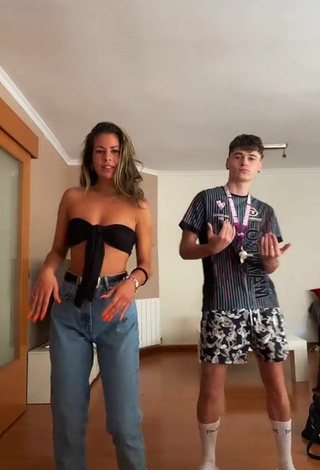2. Sexy Alba López Shows Cleavage in Black Tube Top