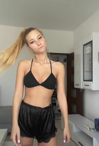 3. Sexy Alexa Shows Cleavage in Black Bikini Top