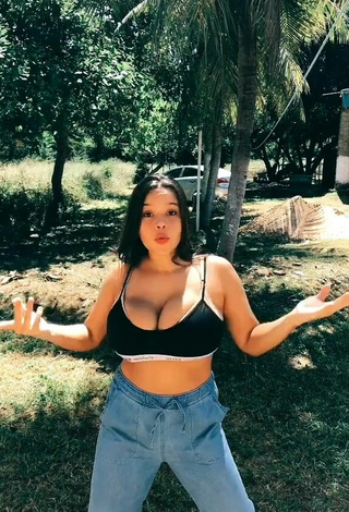 2. Wonderful Allana Vasconcelos Shows Cleavage in Crop Top and Bouncing Boobs