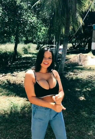 4. Wonderful Allana Vasconcelos Shows Cleavage in Crop Top and Bouncing Boobs