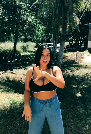 6. Wonderful Allana Vasconcelos Shows Cleavage in Crop Top and Bouncing Boobs