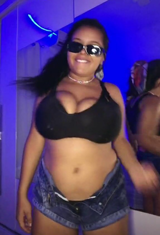 5. Cute Allana Vasconcelos Shows Cleavage in Black Crop Top and Bouncing Tits