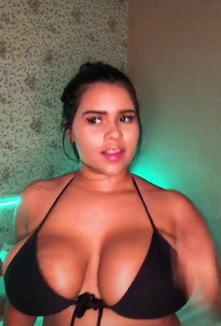 5. Allana Vasconcelos Shows her Alluring Cleavage and Bouncing Tits