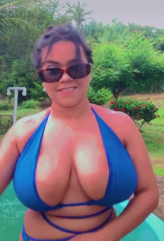 2. Wonderful Allana Vasconcelos Shows Cleavage in Blue Bikini and Bouncing Boobs at the Pool
